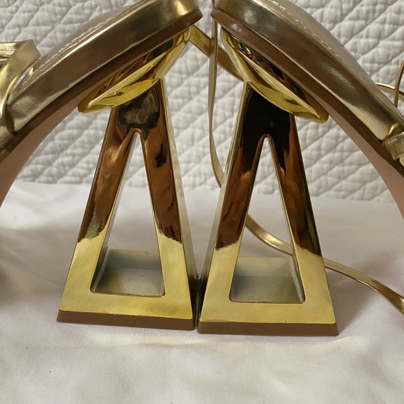 Look no further for the perfect shoes to go with your outfit!! Unique Wraps Gold - Picture 4 of 9